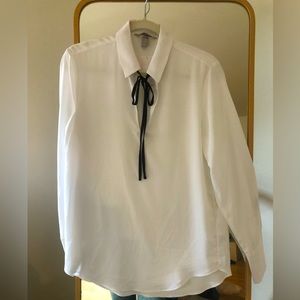 While blouse with black tie details. Small